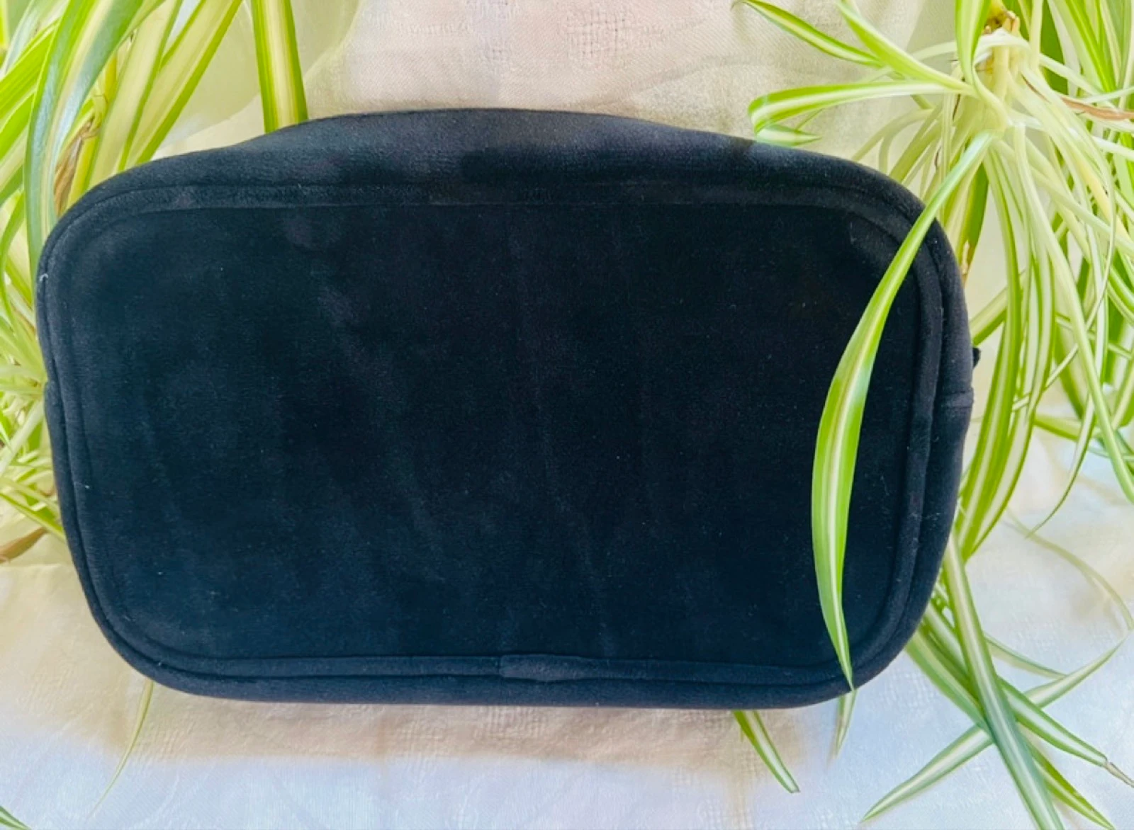 Chanel trousse de toilette en velours neuve – photo 6